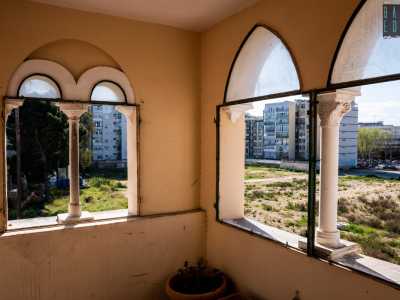 ...stesso stile che ritroviamo in uno dei due piccoli torrini che completano la terrazza. Il primo � un piccolo vano aperto sui lati da finestre ad arco che affacciano sul vasto campo sottostante